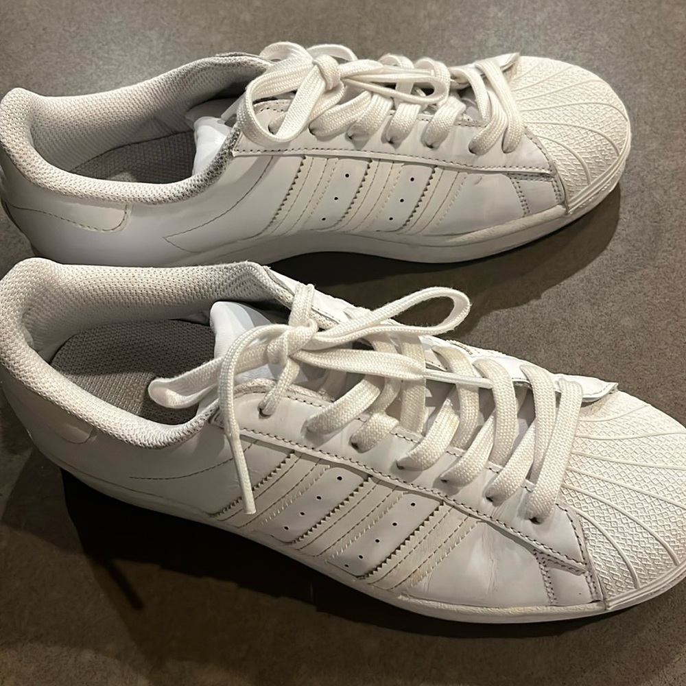 Used adidas sneaker unissex - size 8.5 ( women size)